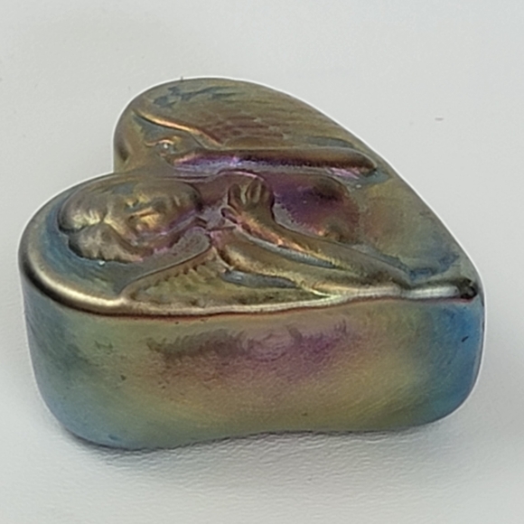 Robert Held Art Glass Angel Iridescent Heart Paperweight - Picture 2 of 8